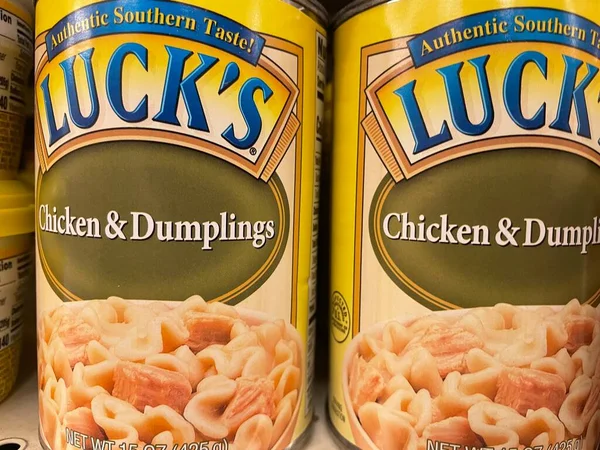 Grovetown, GA USA - 06 10 22: Perakende mağazası Lucks konserve tavuk ve börek