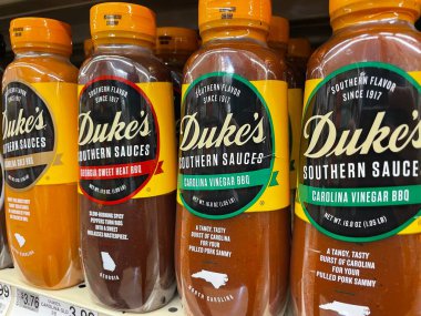 Grovetown, Ga USA - 06 10 22: Perakende satış mağazası Duke 'ün bbq sosu yan görünümü