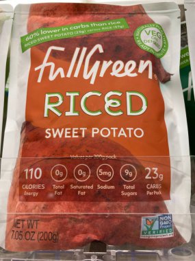 Grovetown, Ga USA - 06 10 22: Perakende marketi Full Green Riced çanta tatlı patates
