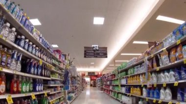 Wrens, Ga USA - 08 08: 21: Ingles perakende satış mağazası Wrens Ga iç Landry deterjan koridoru tavası