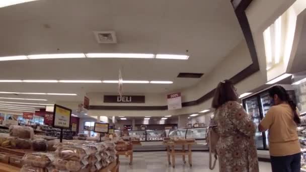 Wrens Usa Ingles Maloobchod Potravinami Wrens Interiér Procházející Žena Dítě — Stock video
