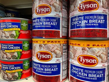 Grovetown, Ga USA - 06 10 22: Perakende mağazası Tyson konserve beyaz tavuk göğsü yan görünümü