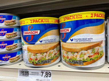 Grovetown, Ga USA - 06 10 22: Swanson konserve tavuk göğsü ve fiyat