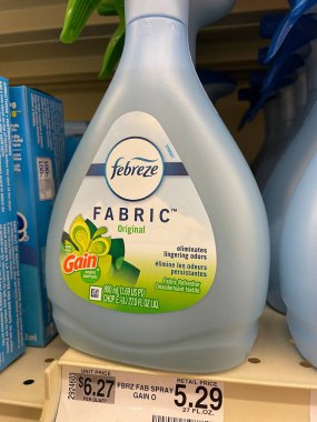 Grovetown, Ga USA - 06 10 22: Perakende mağazası Febreze kumaş spreyi ve Gain