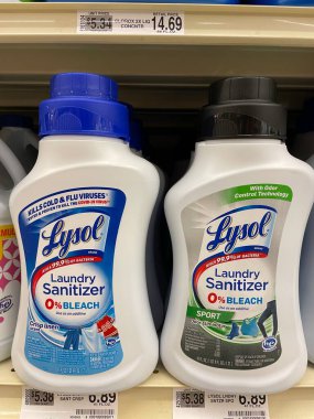 Grovetown, Ga USA - 06 10 22: Perakende mağazası Lysol Temizleme Temizleme Çamaşır Temizleyici çeşidi