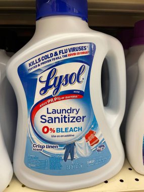 Grovetown, Ga USA - 06 10 22: Perakende mağazası Lysol temizlik dezenfektanı