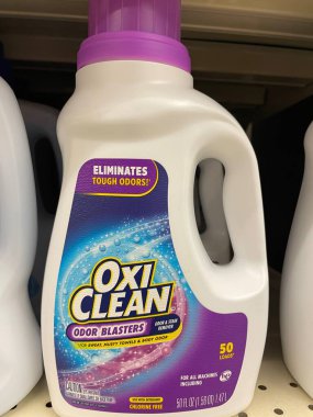 Grovetown, Ga USA - 06 10 22: Perakende mağazası Oxi Clean 50 yük çamaşır deterjanı