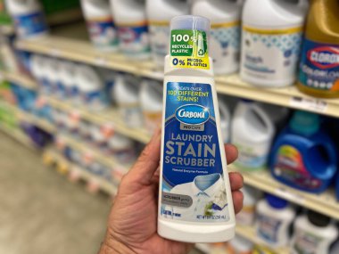 Grovetown, Ga USA - 06 10 22: Perakende mağazası Carbona çamaşır leke çıkarıcı