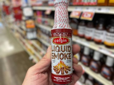 Grovetown, Ga USA - 06 10 22: Perakende mağazası Colgin Liquid dumanı ceviz ağacı