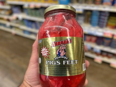 Grovetown, Ga USA - 06 10 22: Hannahs mağazası kavanozda domuz ayağı