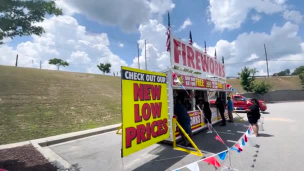 Grovetown Usa Menschen Stehen Schlange Feuerwerkskörper Einzelhandel Auf Rädern Auf — Stockvideo