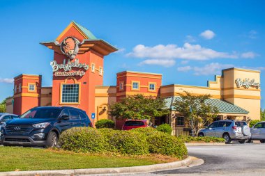 Dallas, Ga USA - 06: 11: 20: Buffalo 'nun Güneybatı Kafe Restoranı' nın otoparkı Dış görünüş arabaları ve açık mavi gökyüzü