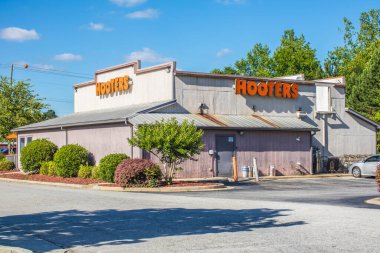 Dallas, Ga USA - 06 11: 20: Hooters spor barı ve restoran dış görünümü