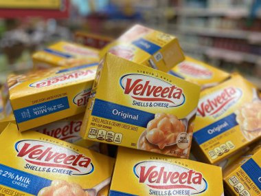 Grovetown, Ga USA - 06 21 22: Çöp kutusundaki perakende mağazası Velveeta makarna ve peynir
