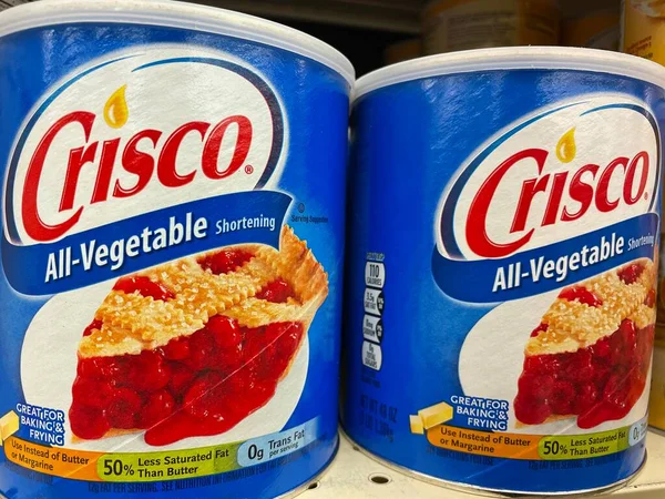 Grovetown, Ga USA - 06-21-22: Perakende mağazası Crisco 'nun tüm sebzeleri bir rafta kısalıyor