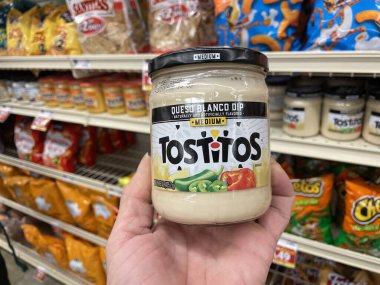 Grovetown, Ga USA - 06-21-22: Tostitos Queso Blanco Dip 'i tutan perakende mağazası