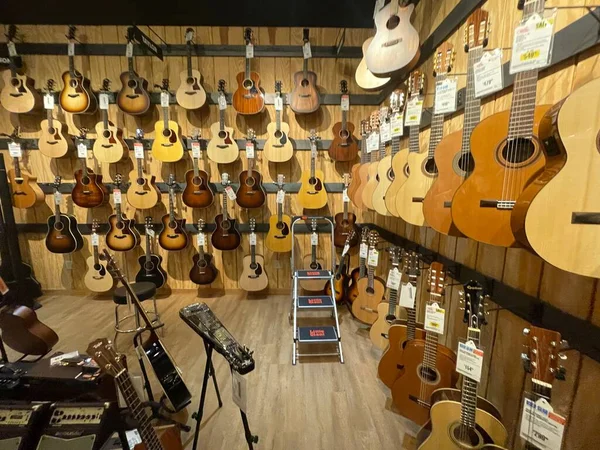 Augusta Usa Guitar Center Retail Store Acoustic Guitars Walls — Stock Photo, Image