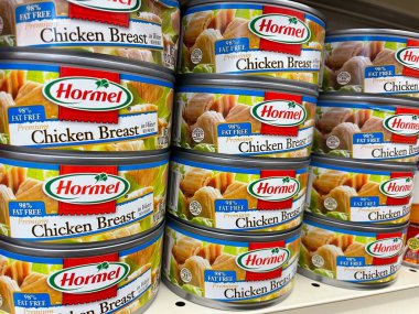 Grovetown, Ga USA - 06 25 22: Perakende marketi Hormel konserve tavuk göğsü