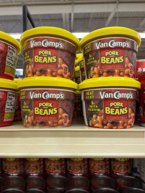 Grovetown, Ga USA - 06: 25 22: Van Camp 'in et ve fasulye bardakları üst üste yığıldı