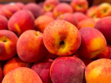 Display of fresh Georgia peaches in a fresh produce department