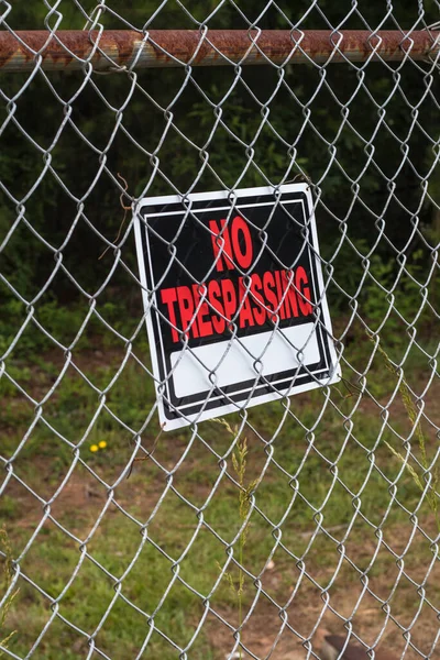 Trespassing Sign Fence Close Chain Link Fence — Zdjęcie stockowe