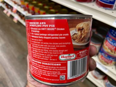 Augusta, Ga USA - 08: 18 - 22: Perakende satış mağazası Dinty Moore Tavuk Mantı etiketi