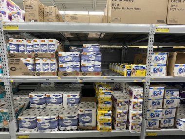 Augusta, Ga USA - 08 18 18: 22: Walmart market içi İçişleri Büyük Değerli Kağıt Mallar Tütün Yolu