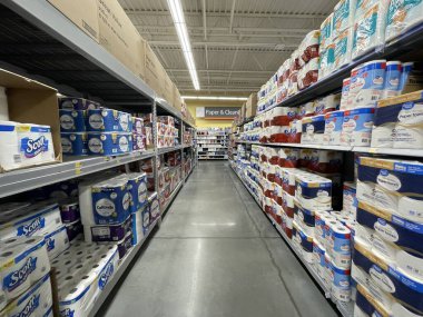 Augusta, Ga USA - 08: 18 18: 22: Walmart market içi İçişleri, kağıt ürünleri koridoru Tütün Yolu