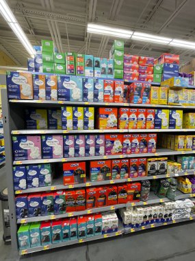 Augusta, Ga USA - 08 18 18: 22: Walmart market iç çöp torbası bölümü iç görünümü Tütün yolu manzarası