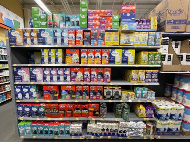 Augusta, Ga USA - 08 18 18: 22: Walmart market iç çöp torbası bölümü Tütün yolu