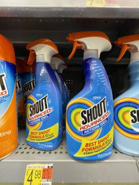 Augusta, Ga USA - 08: 18 18: 22: Walmart 'ın iç bakkal mağazası Shout çamaşır yıkama makinesi çeşidi Tobacco Road