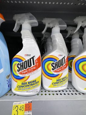 Augusta, Ga USA - 08: 18 18: 22: Walmart 'ın iç bakkal mağazası Shout Spray Temizleme Spreyli Tütün Yolu