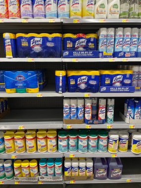 Augusta, Ga USA - 08: 18 18: 22: Walmart market iç bakkal Lysol dezenfektanı rafta Tütün Yolu