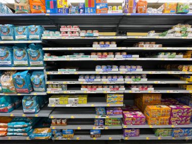 Augusta, Ga USA - 08 18 18: 22: Walmart market içi kedi maması konserve bölümü Tütün yolu