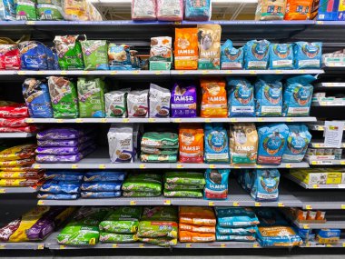 Augusta, Ga USA - 08 18 18: 22: Walmart market içi küçük kedi maması torbaları bölümü Tütün yolu