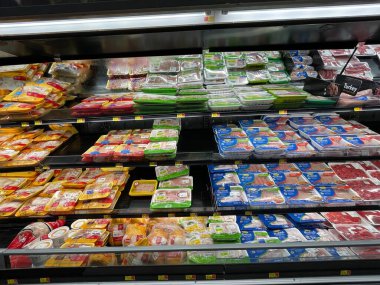 Augusta, Ga USA - 08: 18 18: 22: Walmart market iç bakkal tavuk paketleri kümes hayvanları bölümü tütün yolu