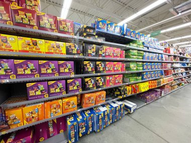 Augusta, Ga USA - 08: 18 - 22: Walmart marketi iç patates cipsi bölümü aile büyüklüğünde tütün kutuları