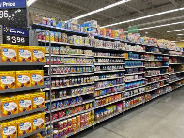 Augusta, Ga USA - 08: 18 18: 22: Walmart Marketi İçi Spor İçeceği Bölümü Tütün Yolu