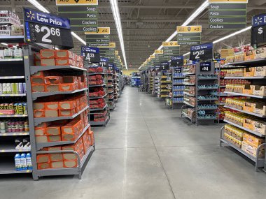 Augusta, Ga USA - 08: 18 18: 22: Walmart market iç bakkal orta market koridoru Tütün yolu