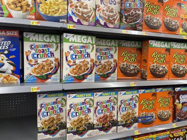 Augusta, Ga USA - 08: 18 - 22: Walmart 'ın iç marketi Tarçın tostu Reeses tahıl gevreği tütün yolu