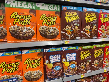 Augusta, Ga USA - 08 18 18: 22: Walmart 'ın iç bakkalı Reeses Puffs Cocoa Puffs tahıl gevreği ve fiyat Tütün Yolu