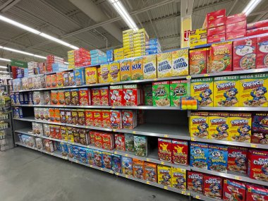 Augusta, Ga USA - 08: 18 - 22: Walmart market iç tahıl gevreği koridoru Tütün yoluna bakıyor