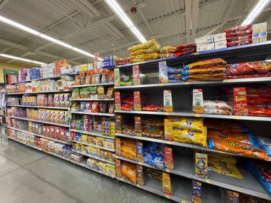 Augusta, Ga USA - 08: 18 18: 22: Walmart market içi paketlenmiş mısır gevreği yan manzaralı Tütün yolu