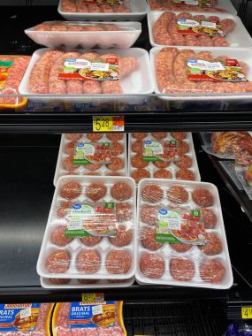 Augusta, Ga USA - 08 18 18: 22: Walmart market iç bakkal köfteleri ve sosisli tütün yolu
