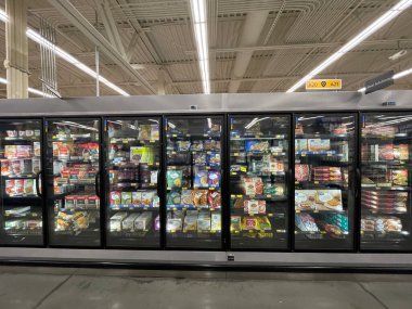 Augusta, Ga USA - 08: 18 18: 22: Walmart Marketi İçi Donmuş gıda yemekleri Önü Tütün Yolu