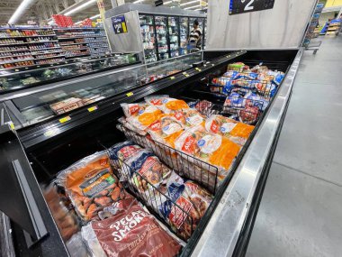 Augusta, Ga USA - 08: 18 18: 22: Walmart market içi, dondurulmuş çanta çantaları Tütün yolu