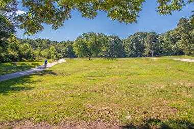 İnsanlar Güney Georgia 'da bir trende bisiklet sürüyorlar.