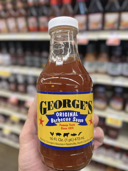 Augusta, Ga USA - 08: 18 - 22: Market El Georges barbekü sosunu tutuyor