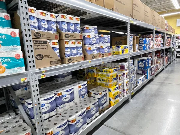 Augusta, Ga USA - 08 18 18: 22: Walmart market iç görünüş tuvalet kağıdı bölümü Tütün yolu