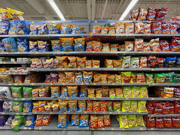 Augusta Usa Walmart Tienda Comestibles Sección Papas Fritas Interior Camino —  Fotos de Stock